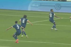 开云用户中心-顶级乌龙斯图加特后卫头球回顶给门将，角度刁钻皮球直入球网