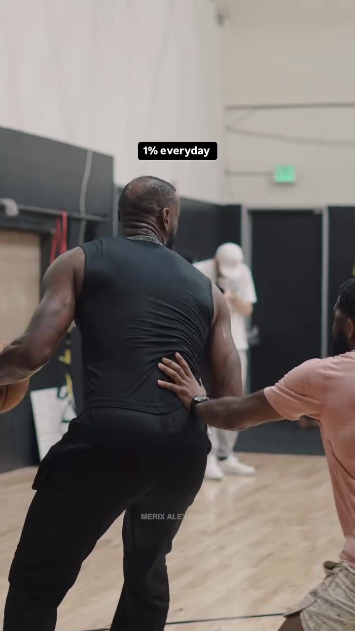 詹姆斯 八村塁 马克西合练 老詹低位背打翻身跳投命中🏀