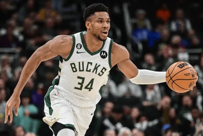 开云平台-阿德托昆博半场5投2中，罚球4中4得到8分7篮板5助攻